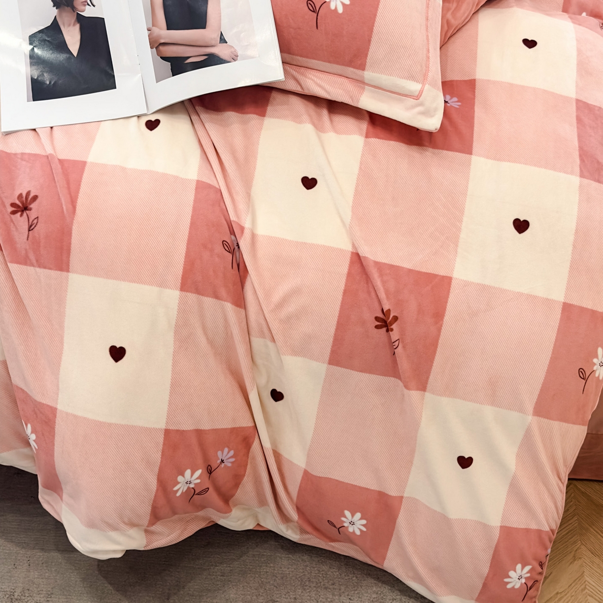 91家纺网 家纺一手货源 找家纺 喜四方 2025新款超细旦婴儿宝宝绒印花四件套 盛夏晚晴-粉