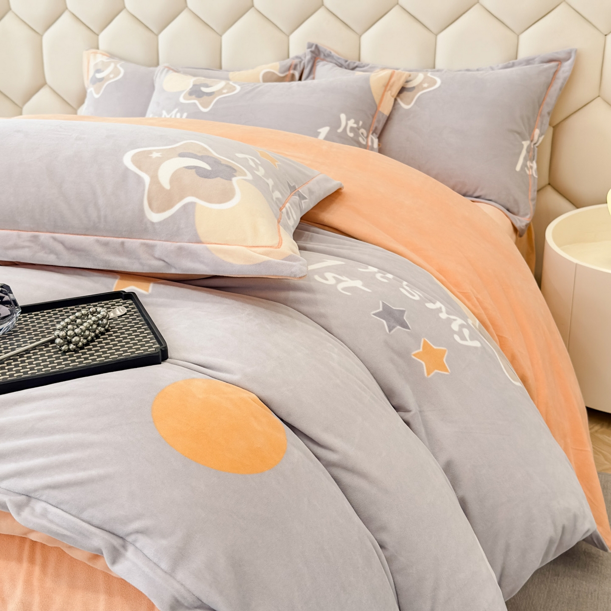 91家纺网 家纺一手货源 找家纺 喜四方 2025新款超细旦婴儿宝宝绒印花四件套 时宜