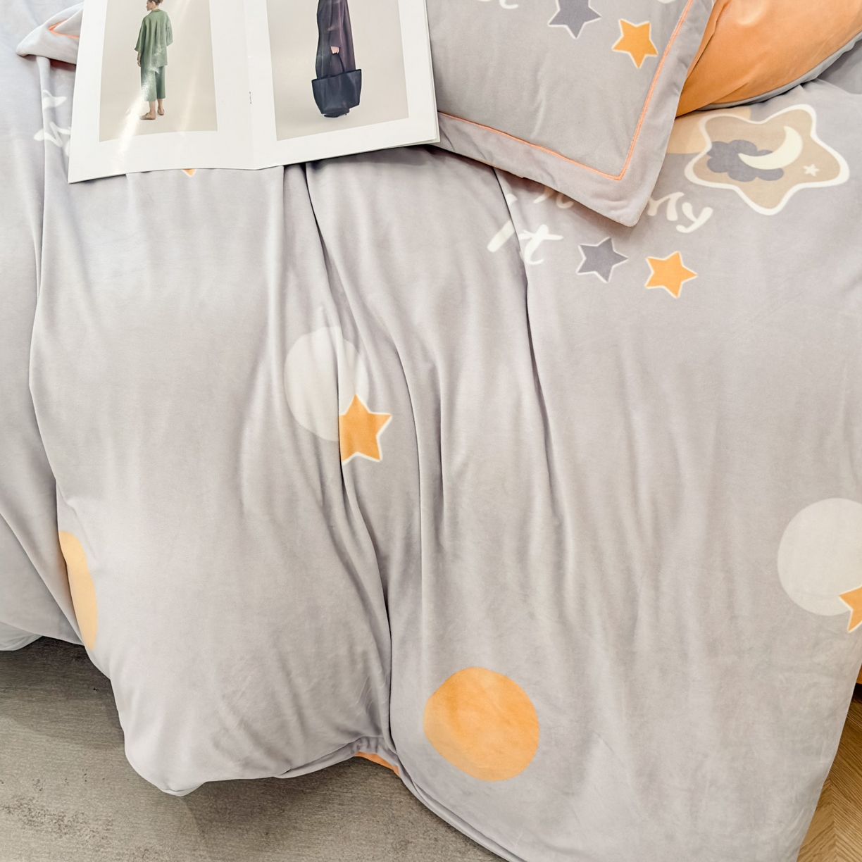 91家纺网 家纺一手货源 找家纺 喜四方 2025新款超细旦婴儿宝宝绒印花四件套 时宜