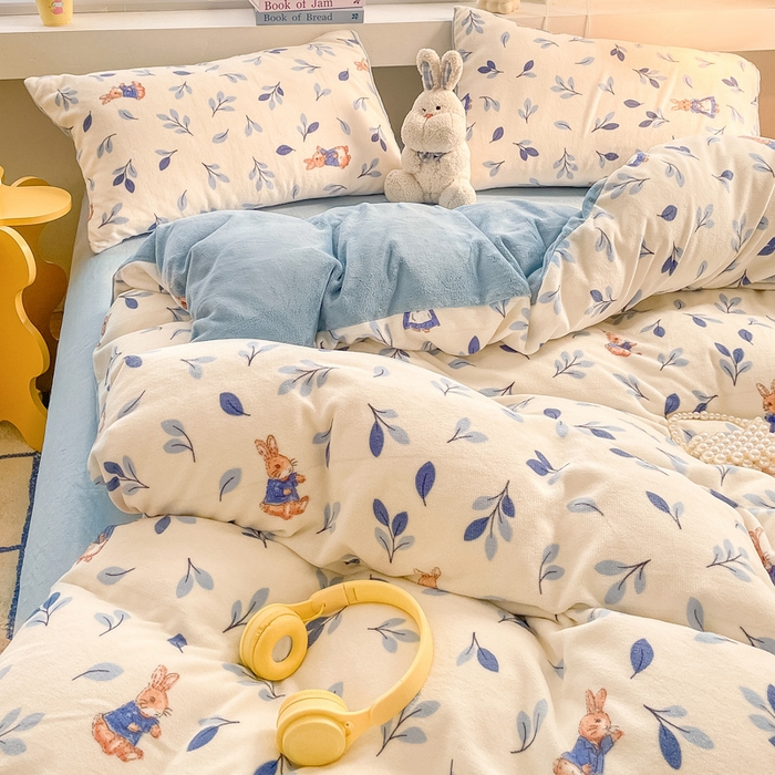 91家纺网 家纺一手货源 找家纺 雅居纺家纺 2025新款高克重牛奶绒印花单被套 树叶小兔子