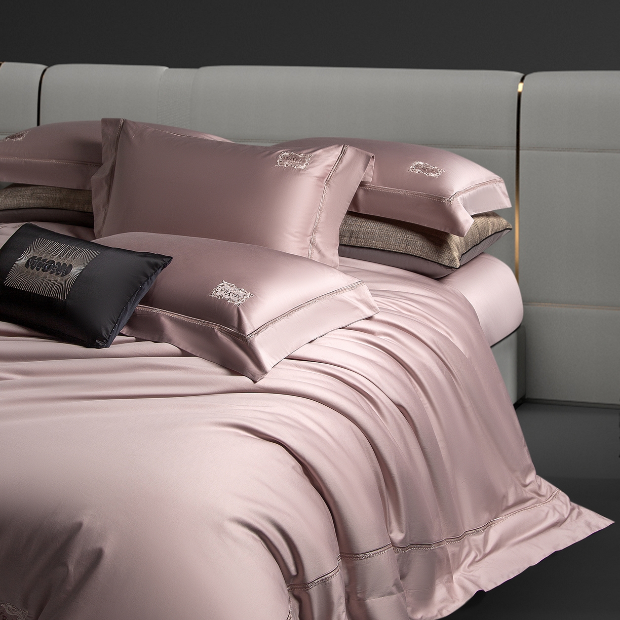 91家纺网 家纺一手货源 找家纺 （总）玖玖爱家纺 2025新款180支植物甑棉罗卡芙刺绣系列四件套