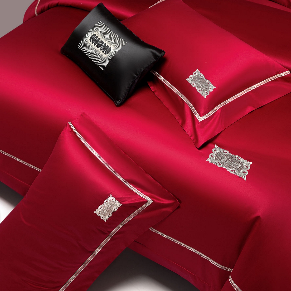 91家纺网 家纺一手货源 找家纺 玖玖爱家纺 2025新款180支植物甑棉罗卡芙刺绣系列四件套 车厘子红