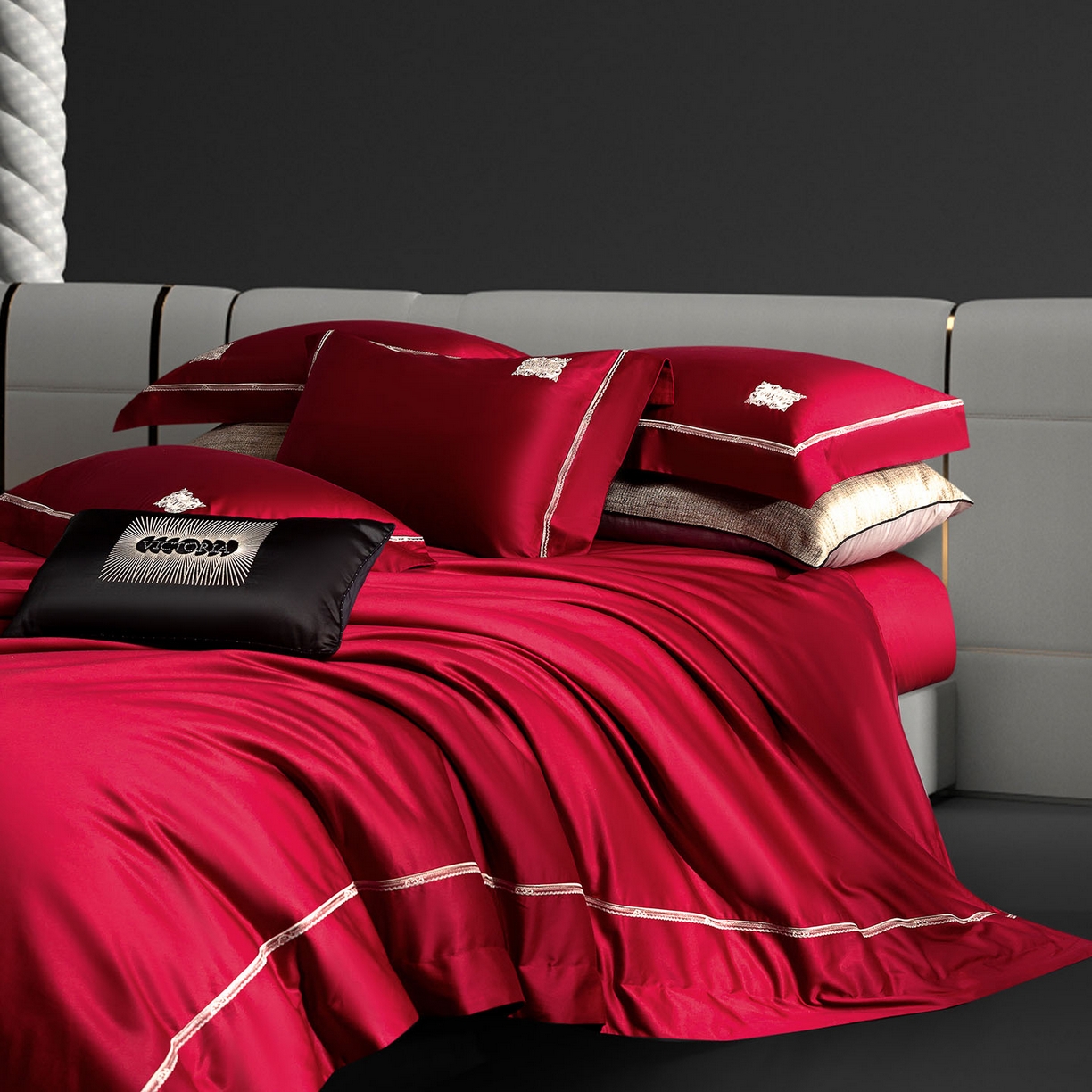 91家纺网 家纺一手货源 找家纺 玖玖爱家纺 2025新款180支植物甑棉罗卡芙刺绣系列四件套 车厘子红