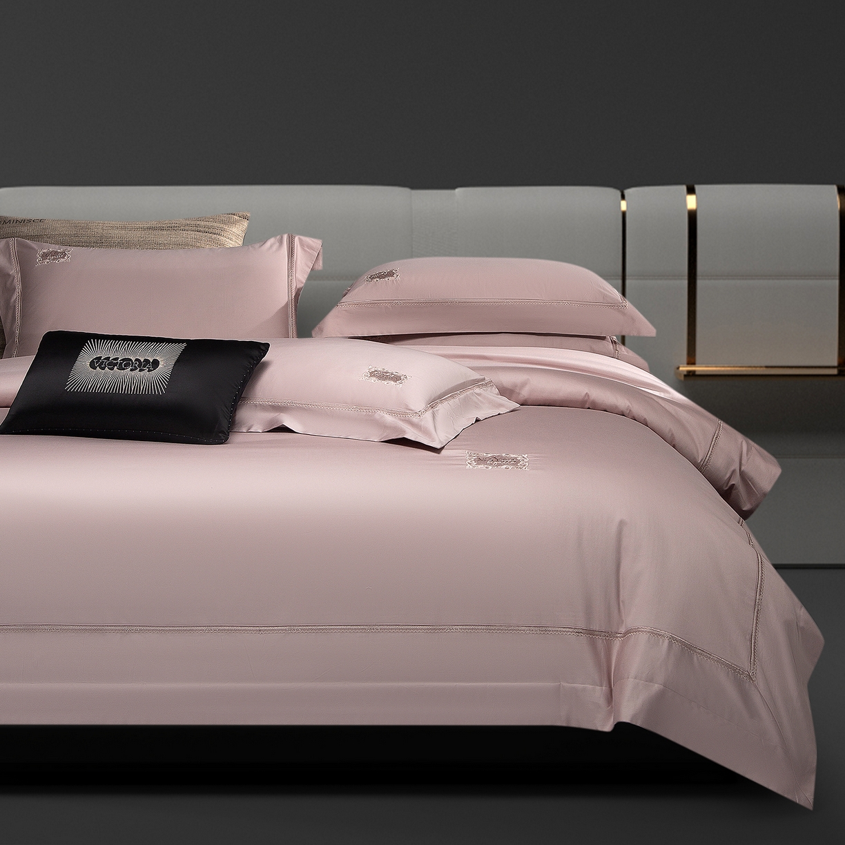 91家纺网 家纺一手货源 找家纺 玖玖爱家纺 2025新款180支植物甑棉罗卡芙刺绣系列四件套 岱雅莎