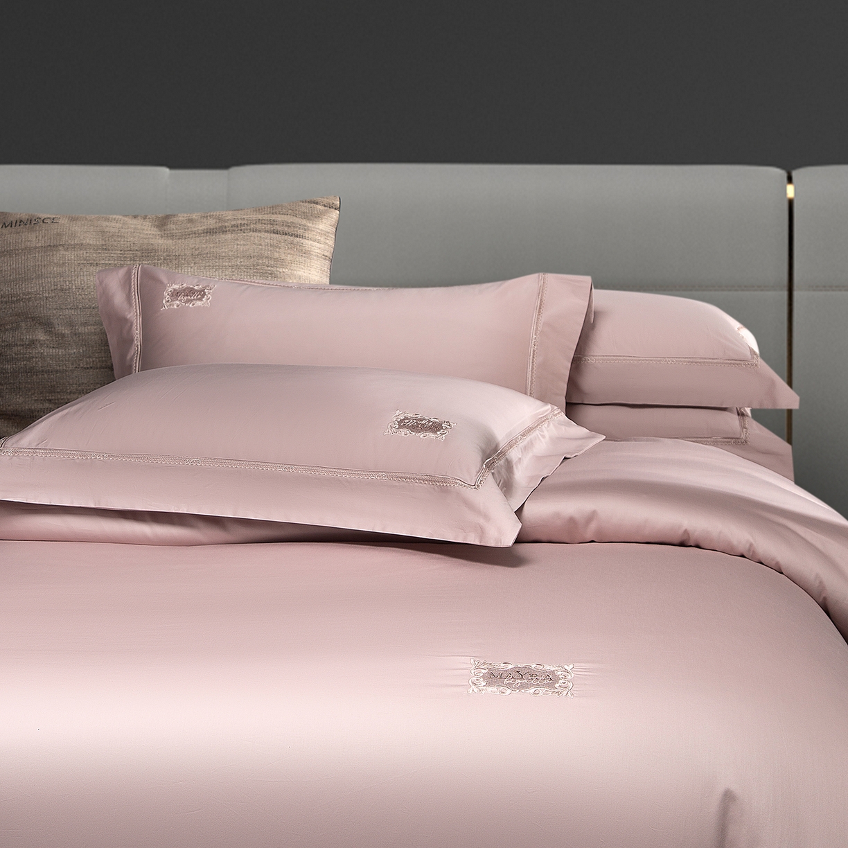 91家纺网 家纺一手货源 找家纺 玖玖爱家纺 2025新款180支植物甑棉罗卡芙刺绣系列四件套 岱雅莎