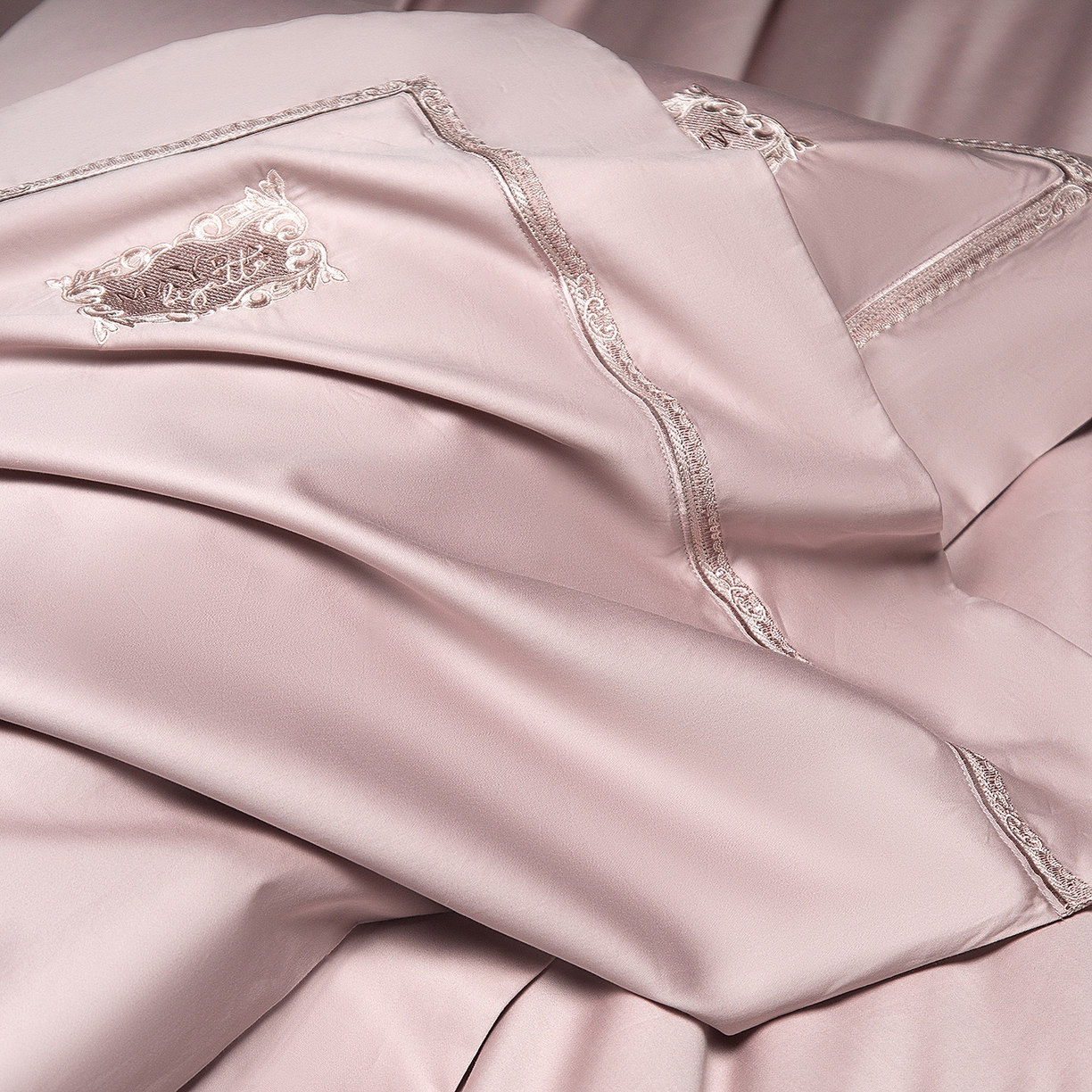 91家纺网 家纺一手货源 找家纺 玖玖爱家纺 2025新款180支植物甑棉罗卡芙刺绣系列四件套 岱雅莎