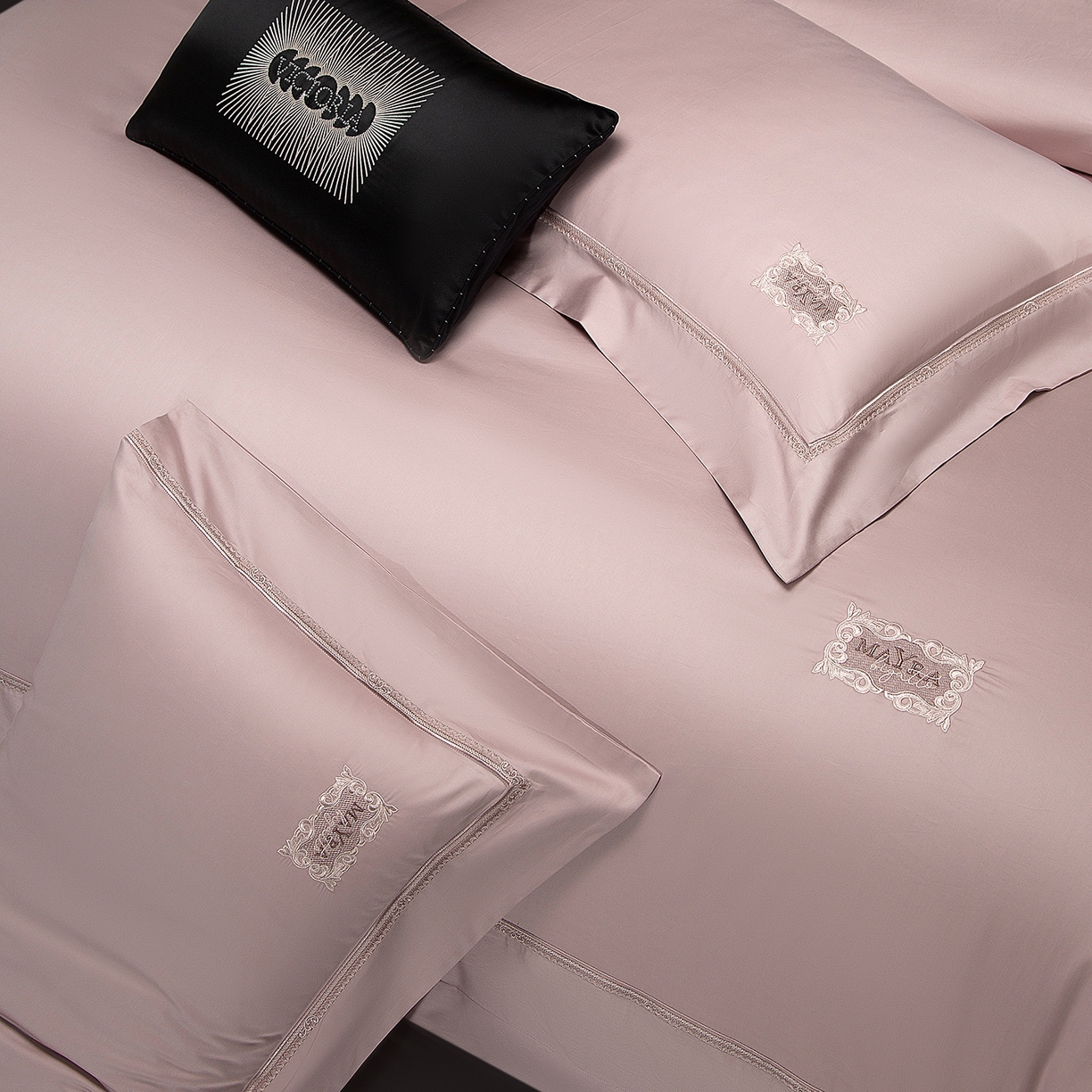 91家纺网 家纺一手货源 找家纺 玖玖爱家纺 2025新款180支植物甑棉罗卡芙刺绣系列四件套 岱雅莎