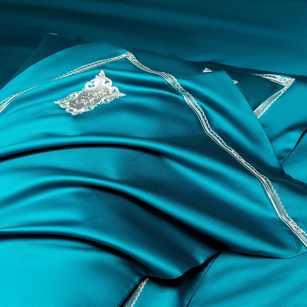 91家纺网 家纺一手货源 找家纺 玖玖爱家纺 2025新款180支植物甑棉罗卡芙刺绣系列四件套 皇家蓝