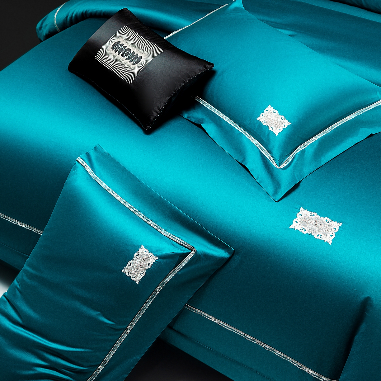 91家纺网 家纺一手货源 找家纺 玖玖爱家纺 2025新款180支植物甑棉罗卡芙刺绣系列四件套 皇家蓝