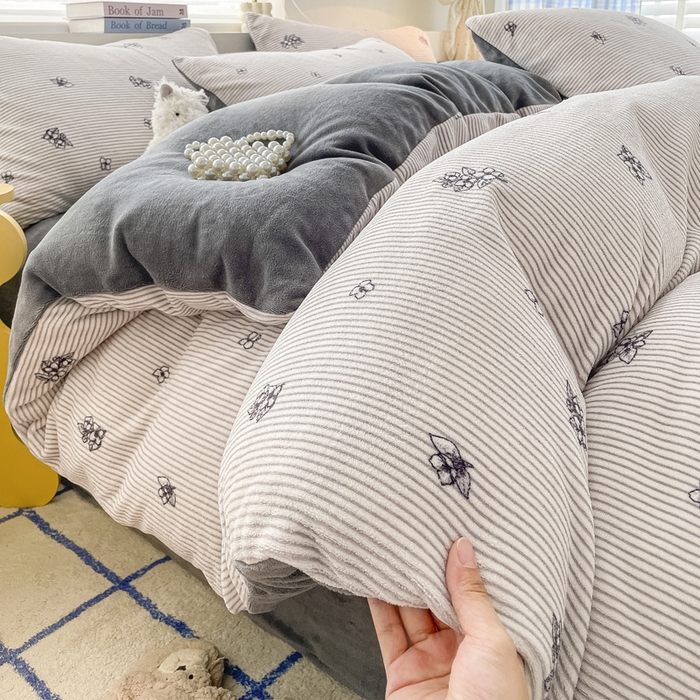 91家纺网 家纺一手货源 找家纺 雅居纺家纺 2025新款高克重牛奶绒印花单被套 竖条小花