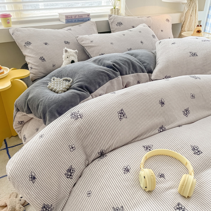 91家纺网 家纺一手货源 找家纺 雅居纺家纺 2025新款高克重牛奶绒印花单被套 竖条小花