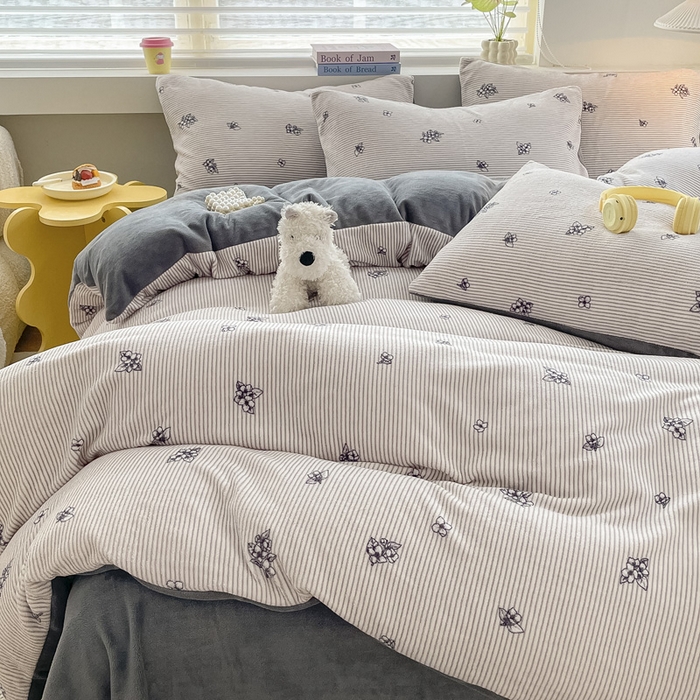 91家纺网 家纺一手货源 找家纺 雅居纺家纺 2025新款高克重牛奶绒印花单被套 竖条小花