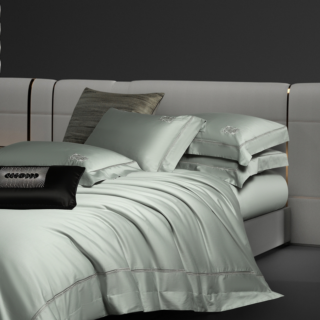 91家纺网 家纺一手货源 找家纺 玖玖爱家纺 2025新款180支植物甑棉罗卡芙刺绣系列四件套 山脉青