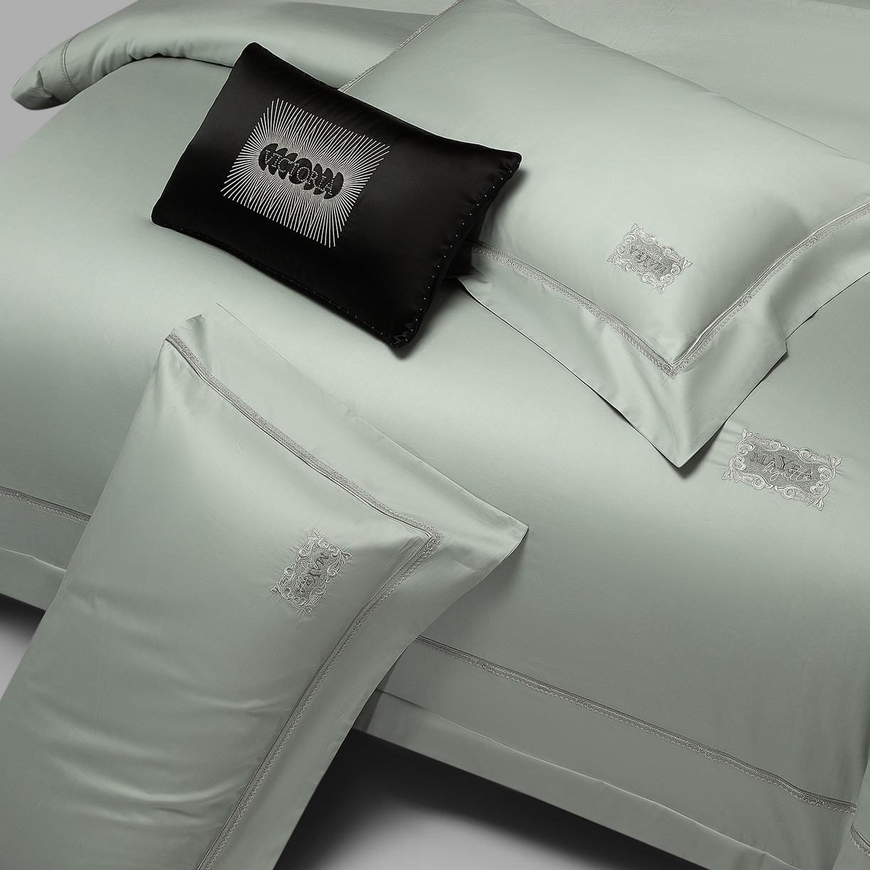 91家纺网 家纺一手货源 找家纺 玖玖爱家纺 2025新款180支植物甑棉罗卡芙刺绣系列四件套 山脉青