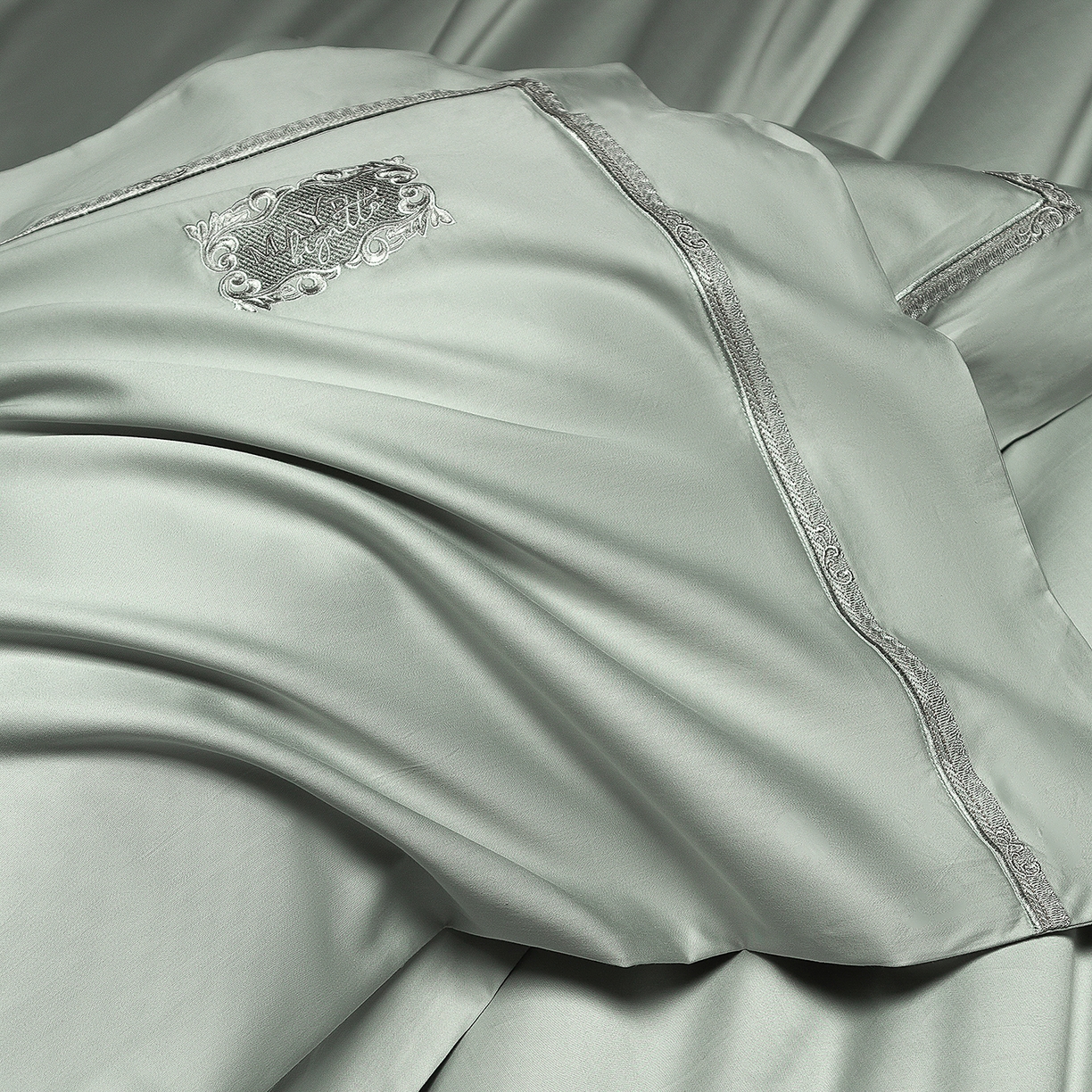 91家纺网 家纺一手货源 找家纺 玖玖爱家纺 2025新款180支植物甑棉罗卡芙刺绣系列四件套 山脉青