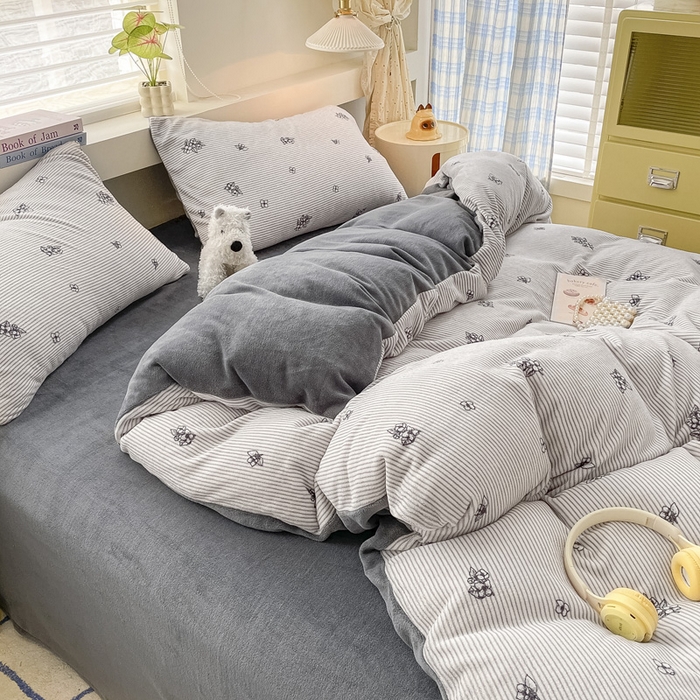 91家纺网 家纺一手货源 找家纺 雅居纺家纺 2025新款高克重牛奶绒印花单被套 竖条小花