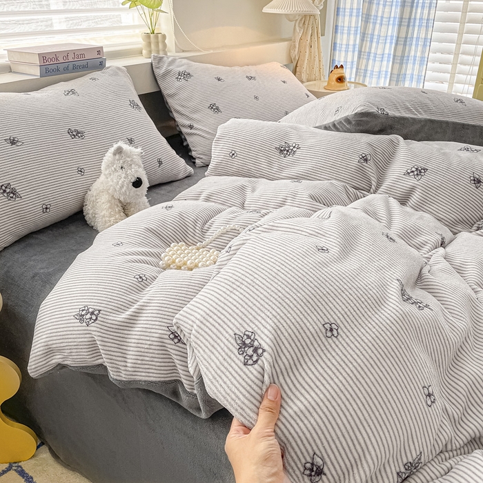 91家纺网 家纺一手货源 找家纺 雅居纺家纺 2025新款高克重牛奶绒印花单被套 竖条小花