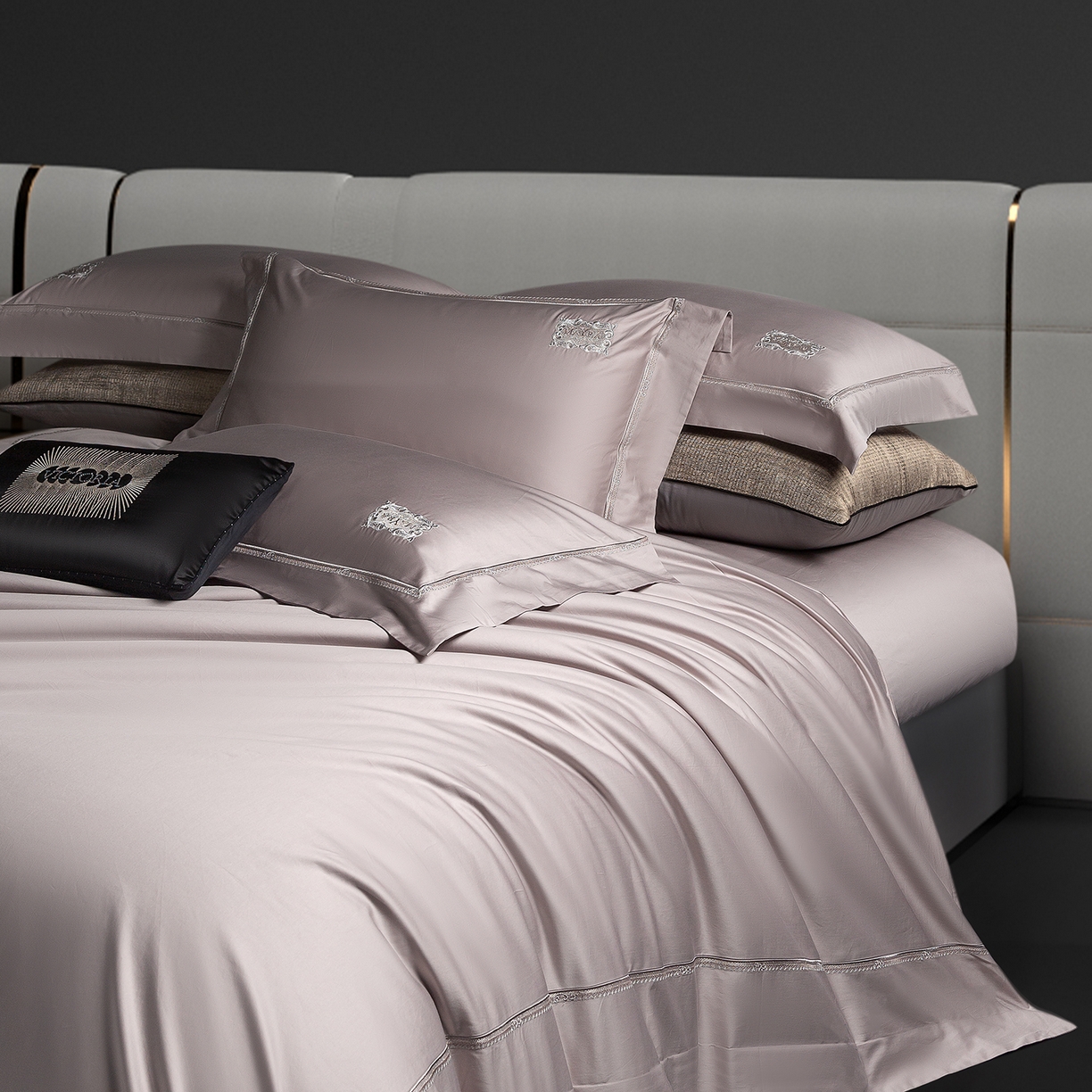 91家纺网 家纺一手货源 找家纺 玖玖爱家纺 2025新款180支植物甑棉罗卡芙刺绣系列四件套 雅灰紫