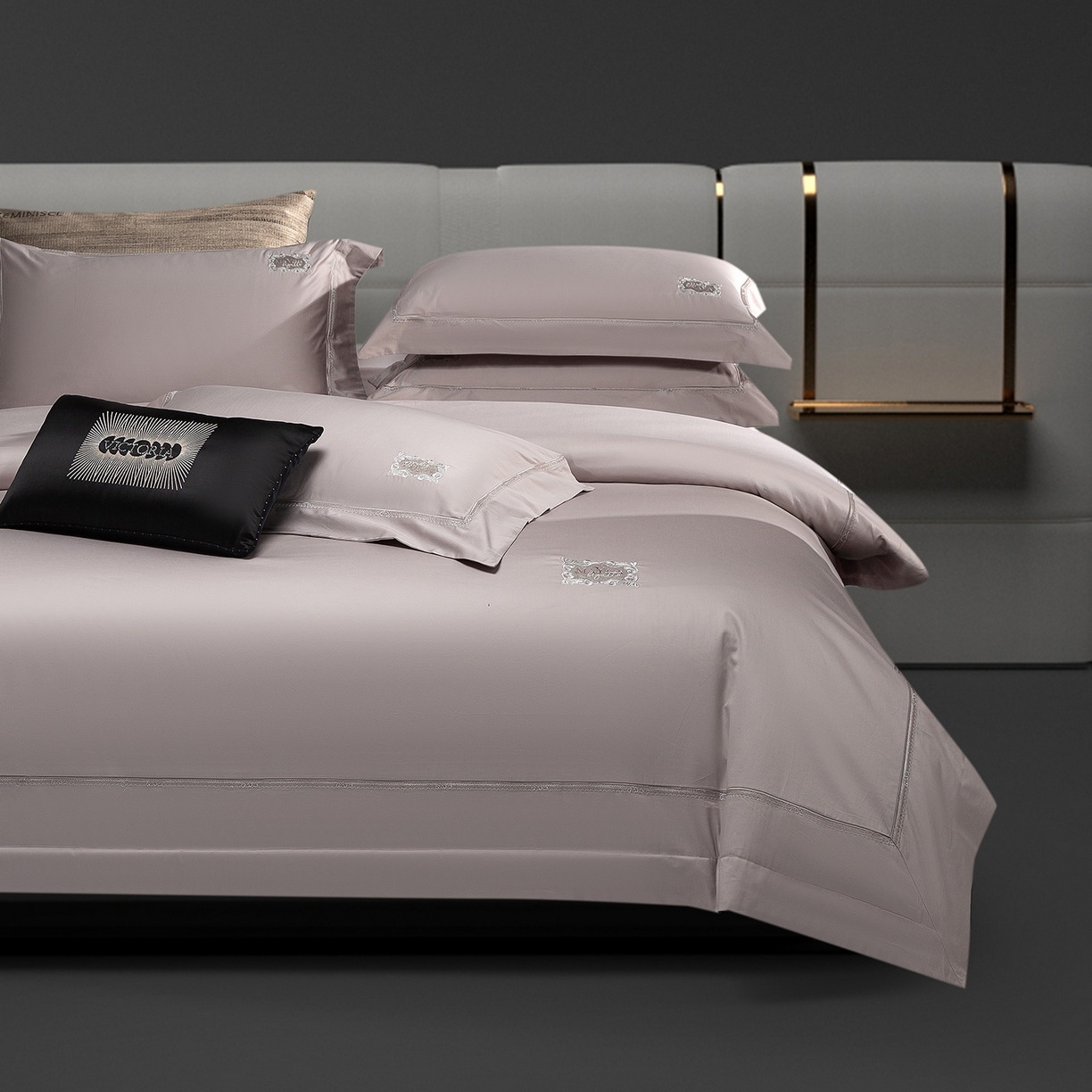 91家纺网 家纺一手货源 找家纺 玖玖爱家纺 2025新款180支植物甑棉罗卡芙刺绣系列四件套 雅灰紫