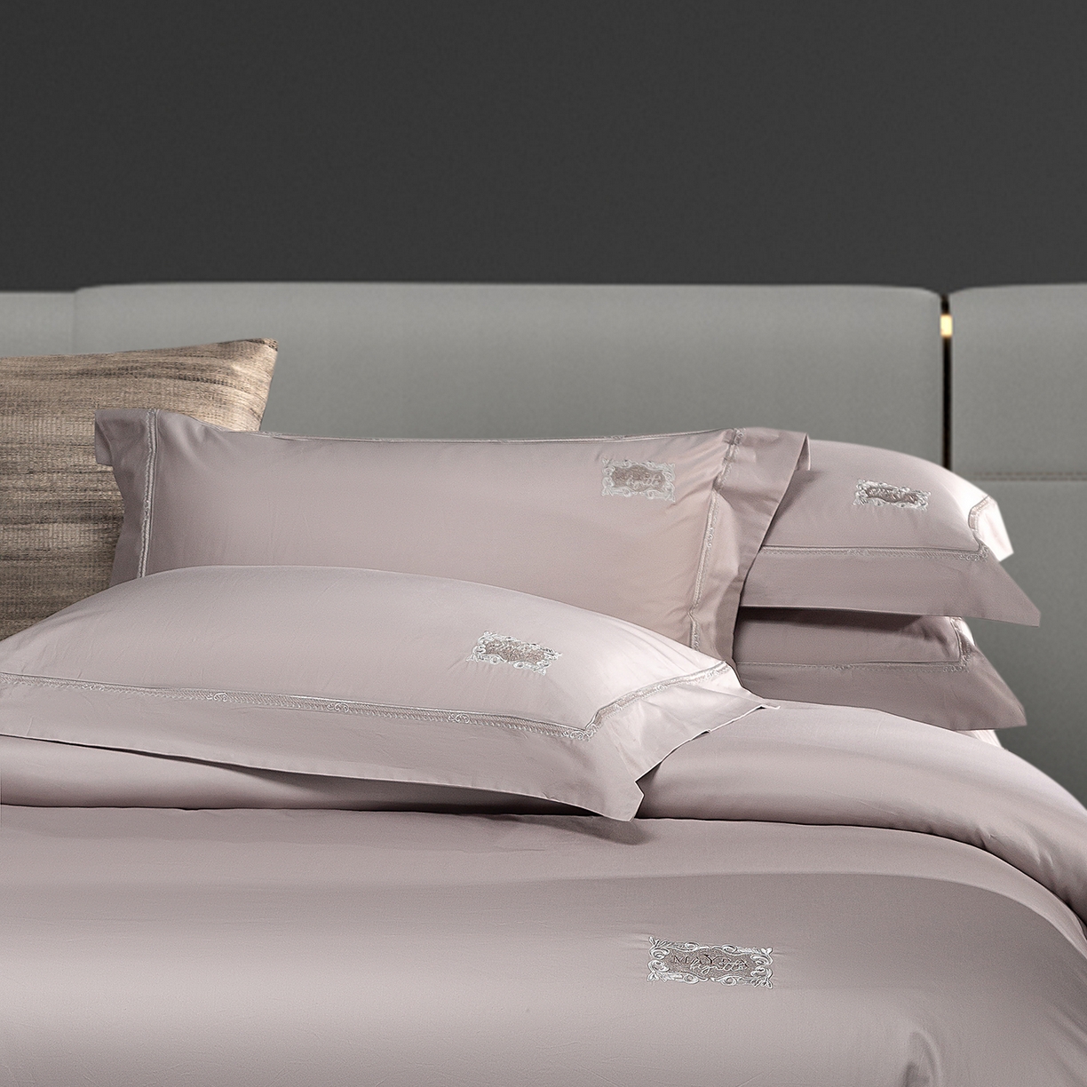 91家纺网 家纺一手货源 找家纺 玖玖爱家纺 2025新款180支植物甑棉罗卡芙刺绣系列四件套 雅灰紫