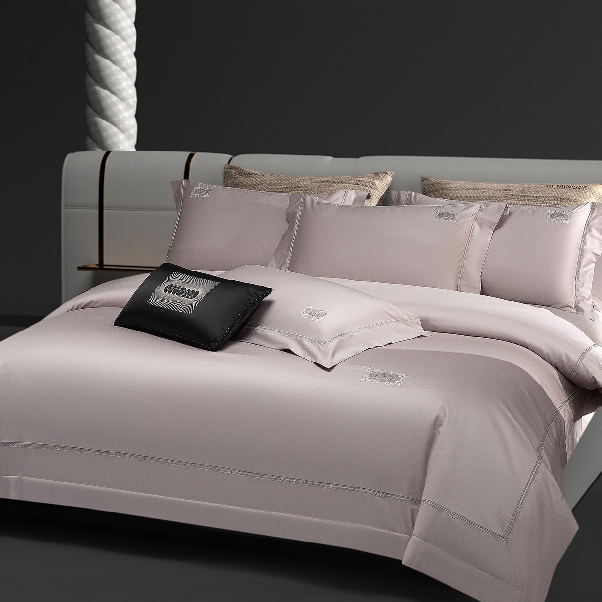 91家纺网 家纺一手货源 找家纺 玖玖爱家纺 2025新款180支植物甑棉罗卡芙刺绣系列四件套 雅灰紫