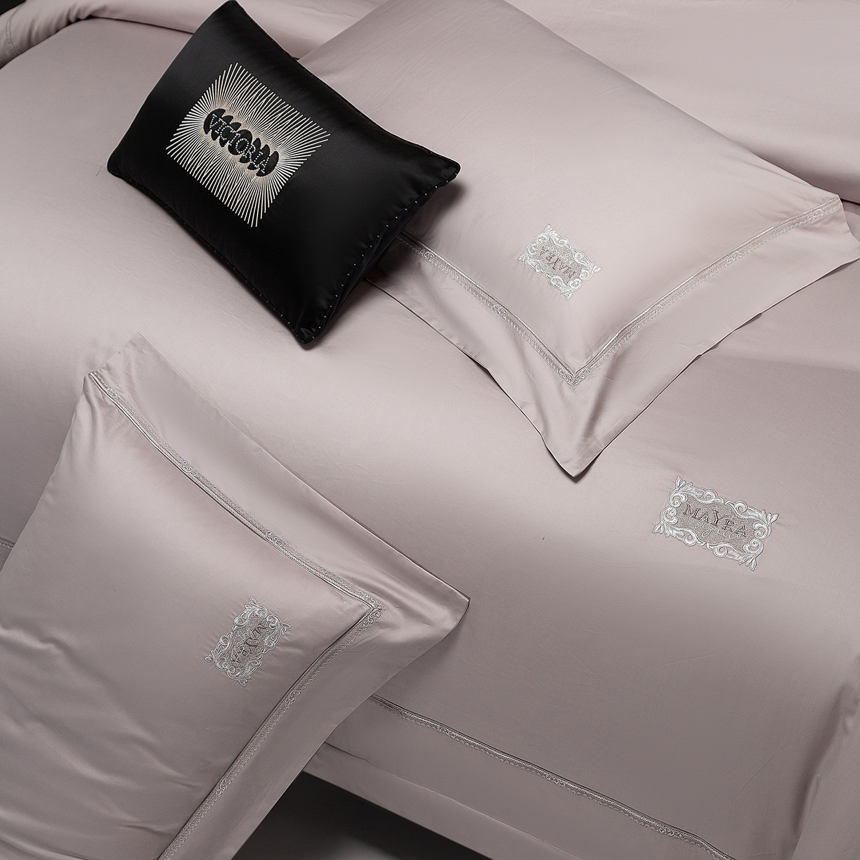 91家纺网 家纺一手货源 找家纺 玖玖爱家纺 2025新款180支植物甑棉罗卡芙刺绣系列四件套 雅灰紫