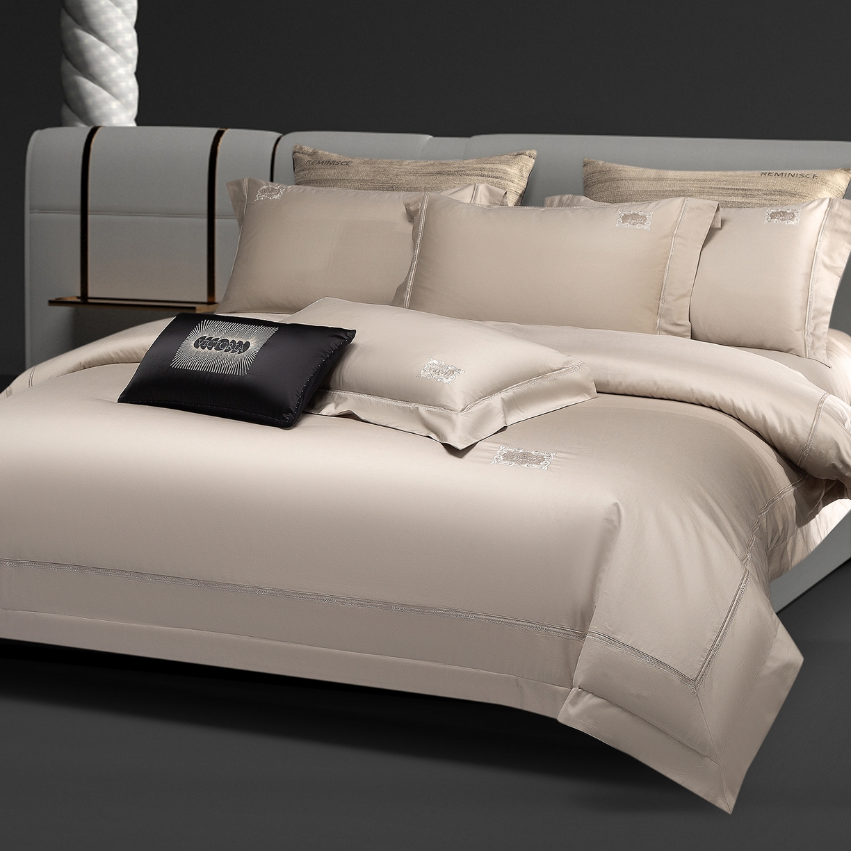 91家纺网 家纺一手货源 找家纺 玖玖爱家纺 2025新款180支植物甑棉罗卡芙刺绣系列四件套 亚麻灰