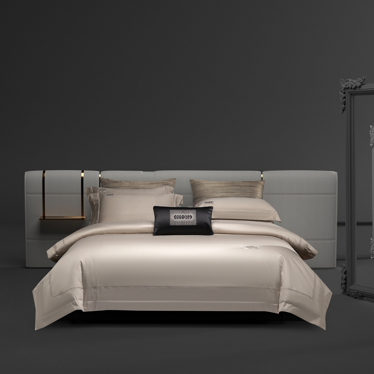 91家纺网 家纺一手货源 找家纺 玖玖爱家纺 2025新款180支植物甑棉罗卡芙刺绣系列四件套 亚麻灰