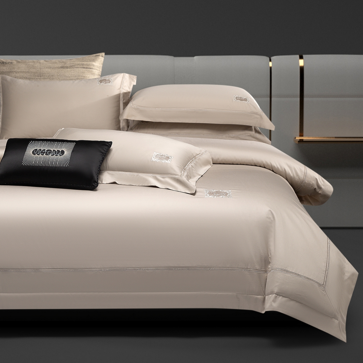 91家纺网 家纺一手货源 找家纺 玖玖爱家纺 2025新款180支植物甑棉罗卡芙刺绣系列四件套 亚麻灰