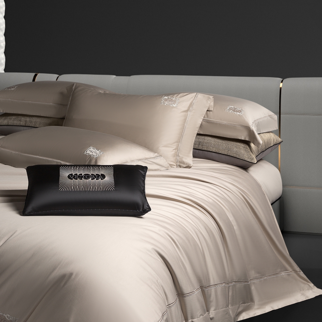 91家纺网 家纺一手货源 找家纺 玖玖爱家纺 2025新款180支植物甑棉罗卡芙刺绣系列四件套 亚麻灰