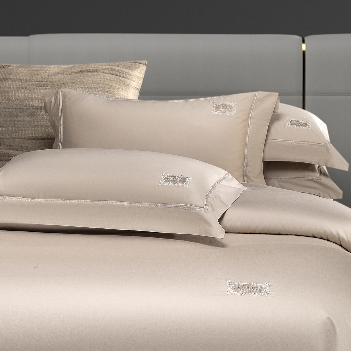 91家纺网 家纺一手货源 找家纺 玖玖爱家纺 2025新款180支植物甑棉罗卡芙刺绣系列四件套 亚麻灰