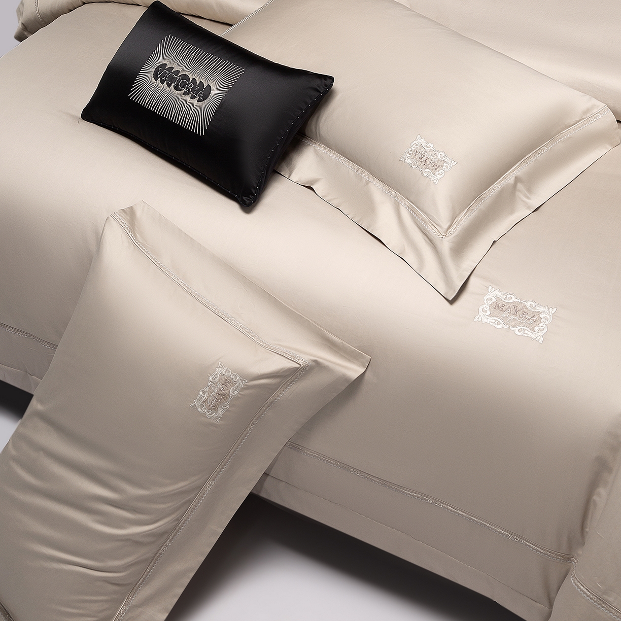 91家纺网 家纺一手货源 找家纺 玖玖爱家纺 2025新款180支植物甑棉罗卡芙刺绣系列四件套 亚麻灰