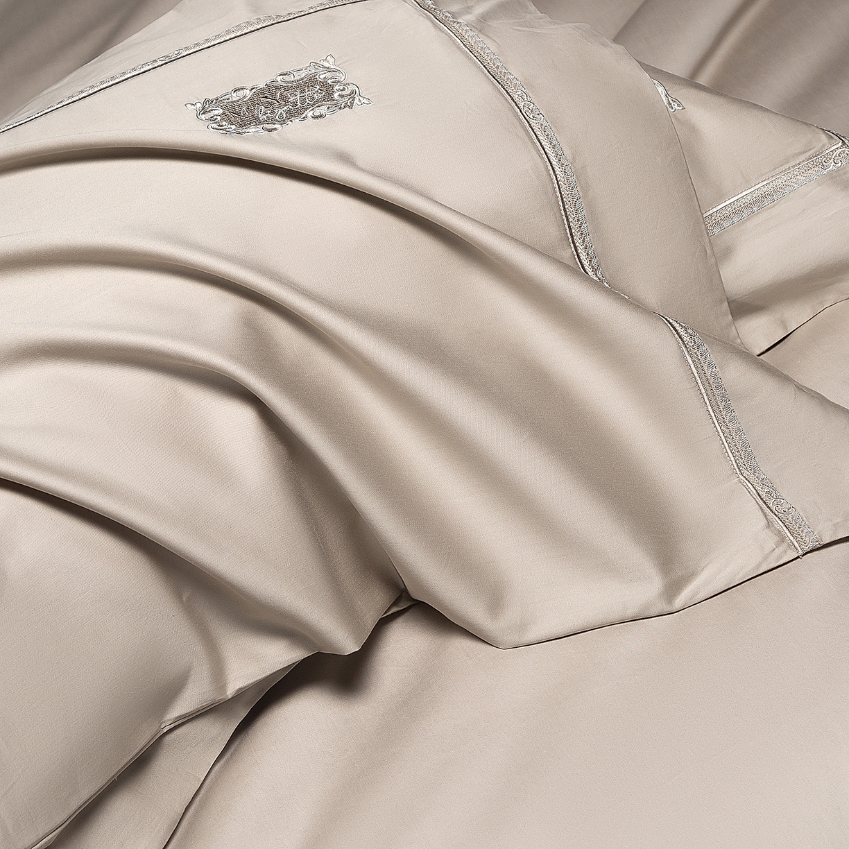 91家纺网 家纺一手货源 找家纺 玖玖爱家纺 2025新款180支植物甑棉罗卡芙刺绣系列四件套 亚麻灰