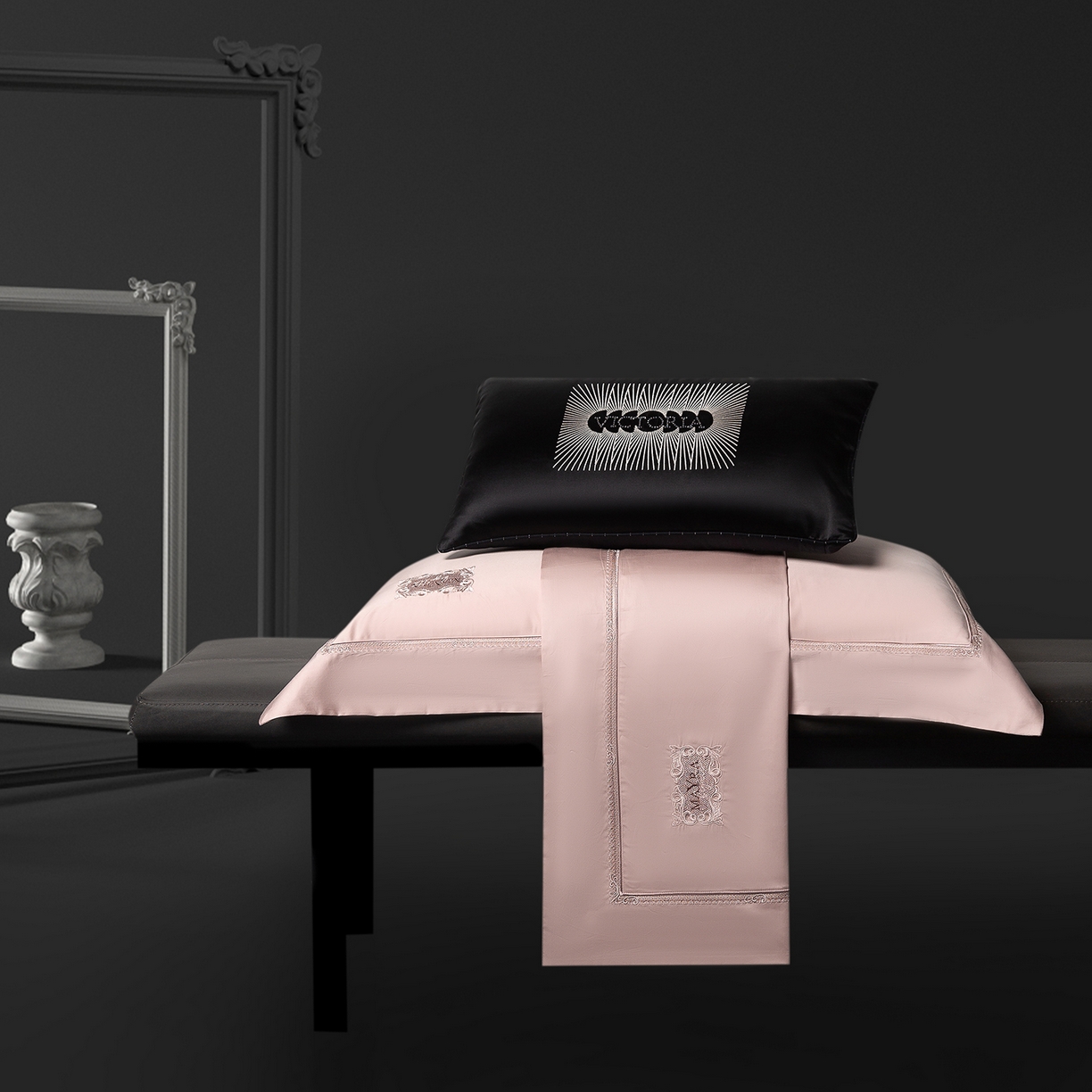 91家纺网 家纺一手货源 找家纺 玖玖爱家纺 2025新款180支植物甑棉罗卡芙刺绣系列四件套 紫苏粉