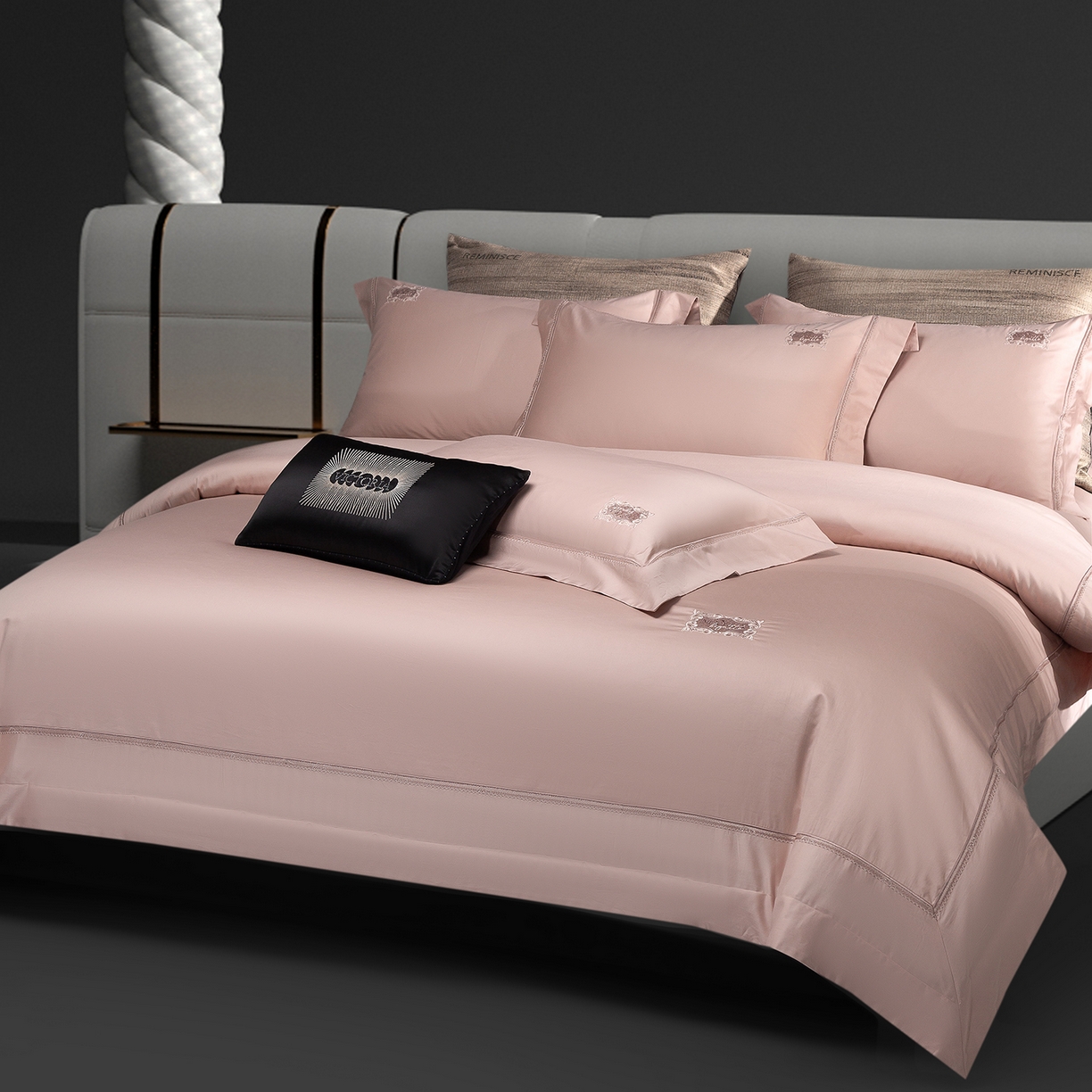 91家纺网 家纺一手货源 找家纺 玖玖爱家纺 2025新款180支植物甑棉罗卡芙刺绣系列四件套 紫苏粉