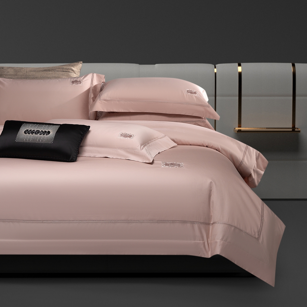 91家纺网 家纺一手货源 找家纺 玖玖爱家纺 2025新款180支植物甑棉罗卡芙刺绣系列四件套 紫苏粉