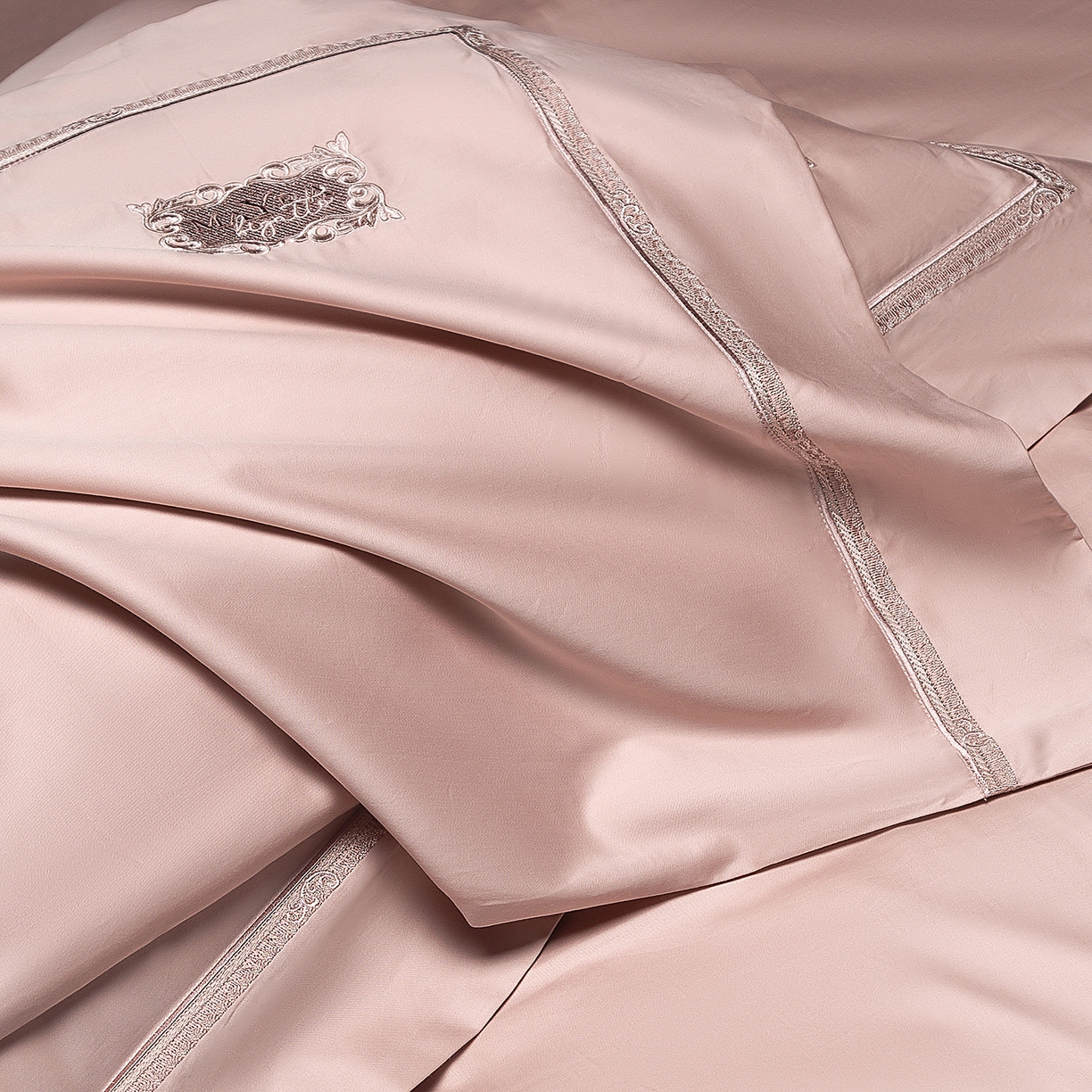 91家纺网 家纺一手货源 找家纺 玖玖爱家纺 2025新款180支植物甑棉罗卡芙刺绣系列四件套 紫苏粉