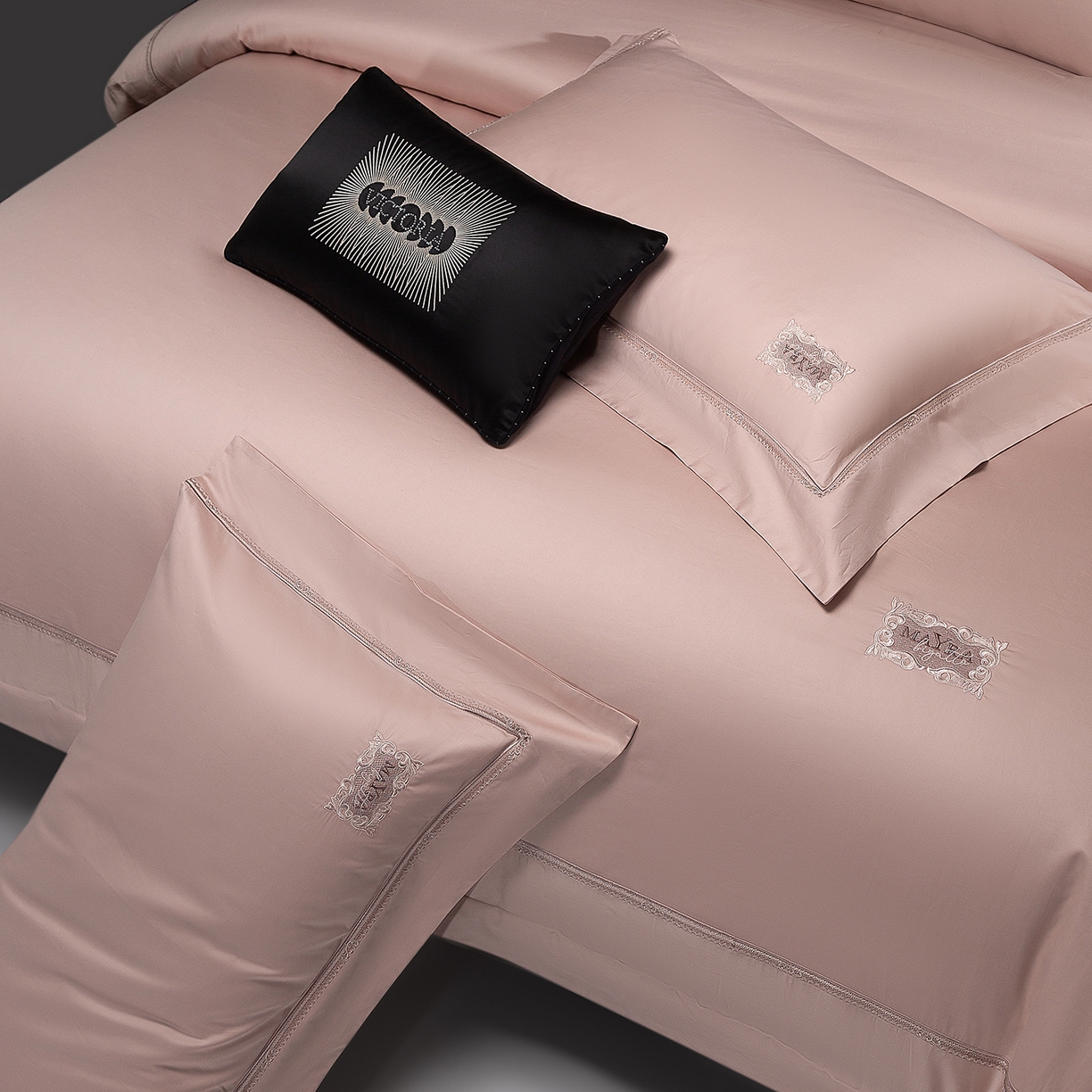 91家纺网 家纺一手货源 找家纺 玖玖爱家纺 2025新款180支植物甑棉罗卡芙刺绣系列四件套 紫苏粉