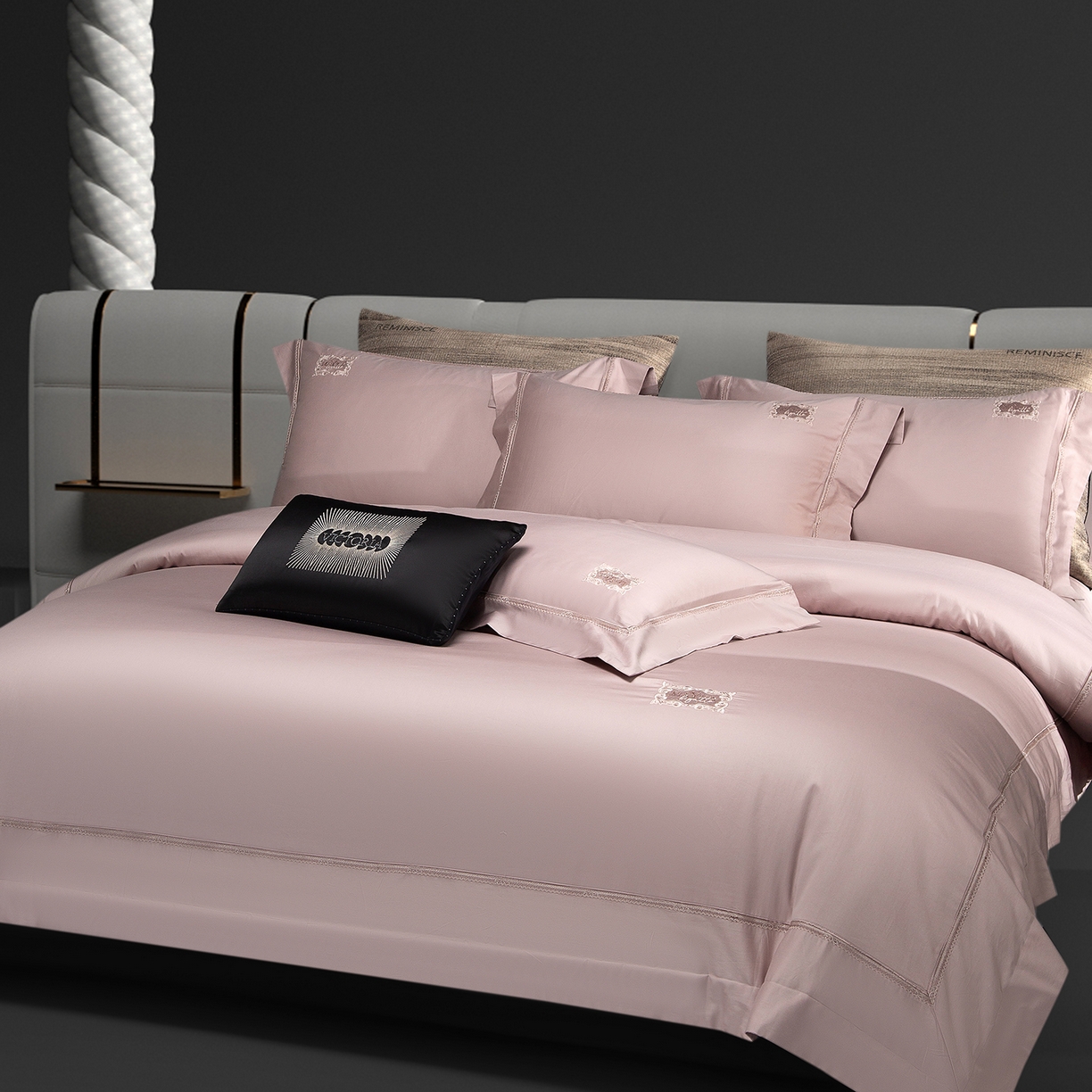 91家纺网 家纺一手货源 找家纺 玖玖爱家纺 2025新款180支植物甑棉罗卡芙刺绣系列四件套 紫苏粉