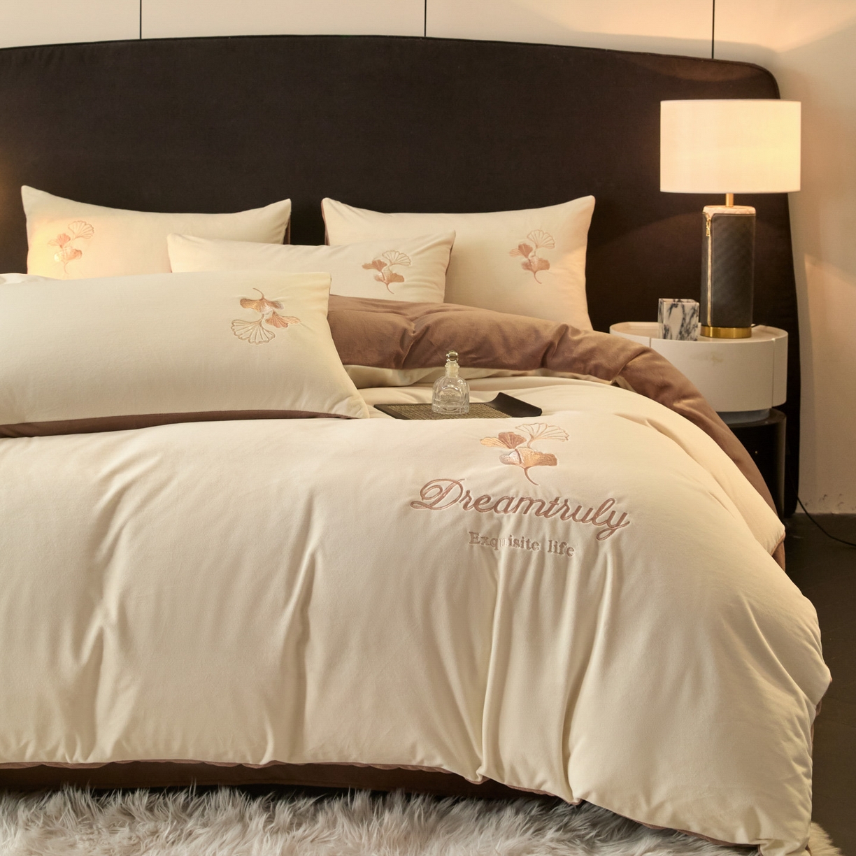 91家纺网 家纺一手货源 找家纺 如一 2025新款水晶绒纯色刺绣四件套-银杏系列 银杏-奶白咖