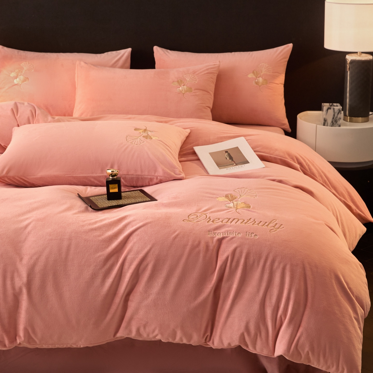 91家纺网 家纺一手货源 找家纺 如一 2025新款水晶绒纯色刺绣四件套-银杏系列 银杏-浅豆沙