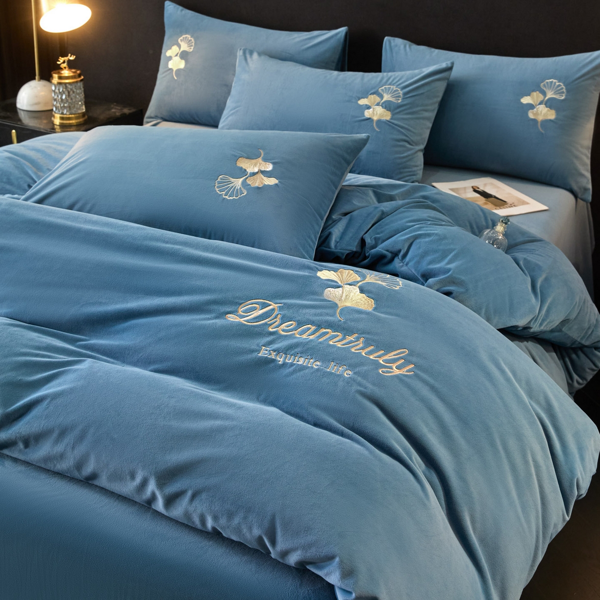 91家纺网 家纺一手货源 找家纺 如一 2025新款水晶绒纯色刺绣四件套-银杏系列 银杏-宾利蓝