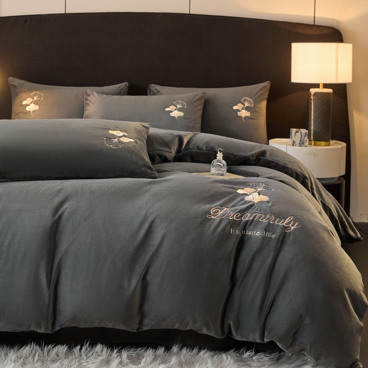 91家纺网 家纺一手货源 找家纺 如一 2025新款水晶绒纯色刺绣四件套-银杏系列 银杏-高级灰