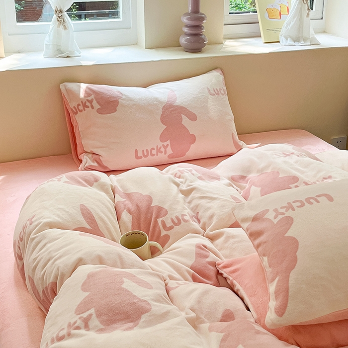 91家纺网 家纺一手货源 找家纺 雅居纺家纺 2025新款高克重牛奶绒印花单被套 幸运兔