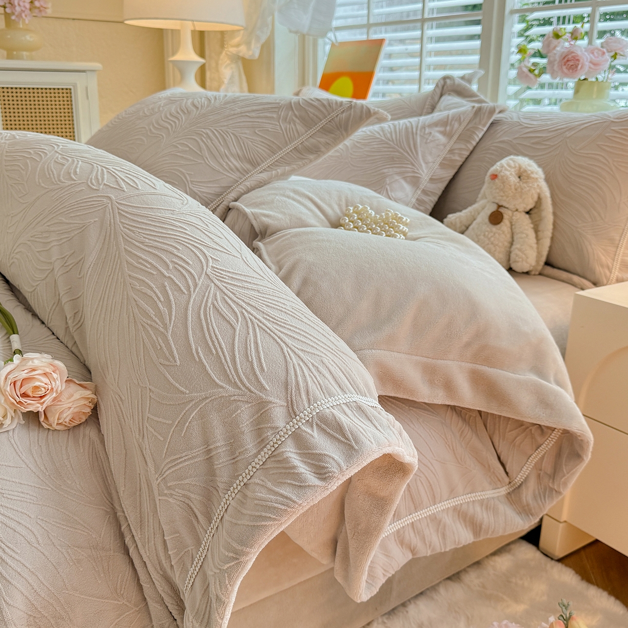 91家纺网 家纺一手货源 找家纺 （总）艾唯希家纺 2025新款全消光雕花绒织带款四件套牛奶绒-雕花织带系列