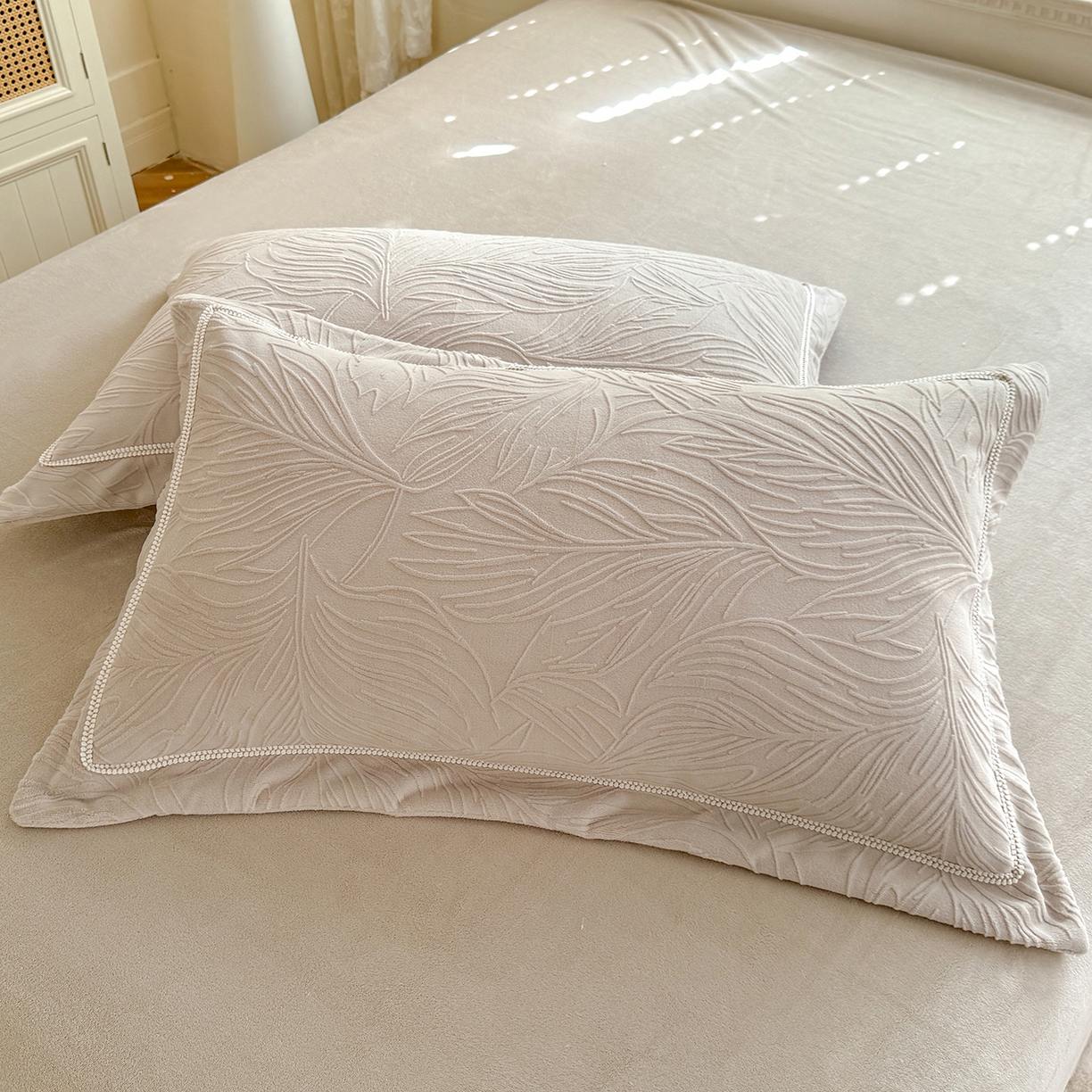 91家纺网 家纺一手货源 找家纺 （总）艾唯希家纺 2025新款全消光雕花绒织带款四件套牛奶绒-雕花织带系列