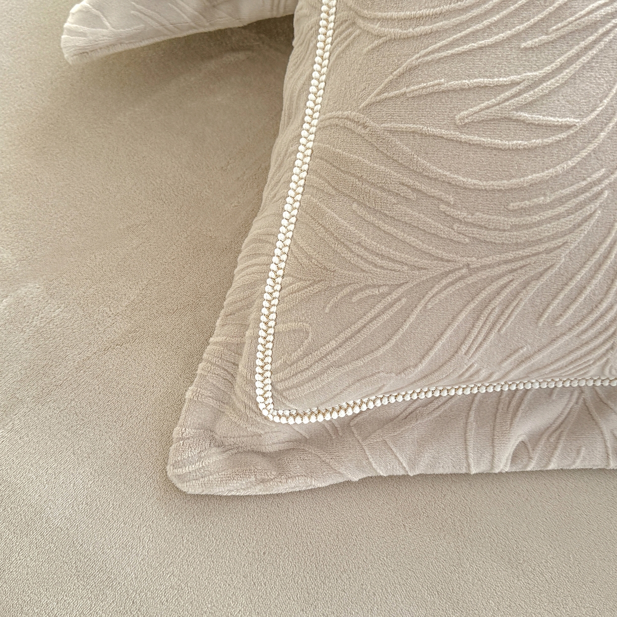 91家纺网 家纺一手货源 找家纺 （总）艾唯希家纺 2025新款全消光雕花绒织带款四件套牛奶绒-雕花织带系列