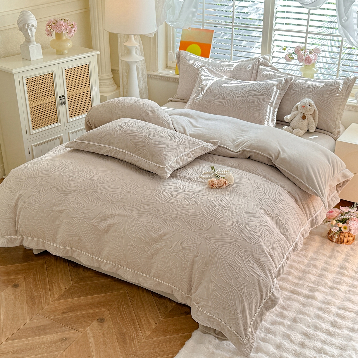 91家纺网 家纺一手货源 找家纺 （总）艾唯希家纺 2025新款全消光雕花绒织带款四件套牛奶绒-雕花织带系列