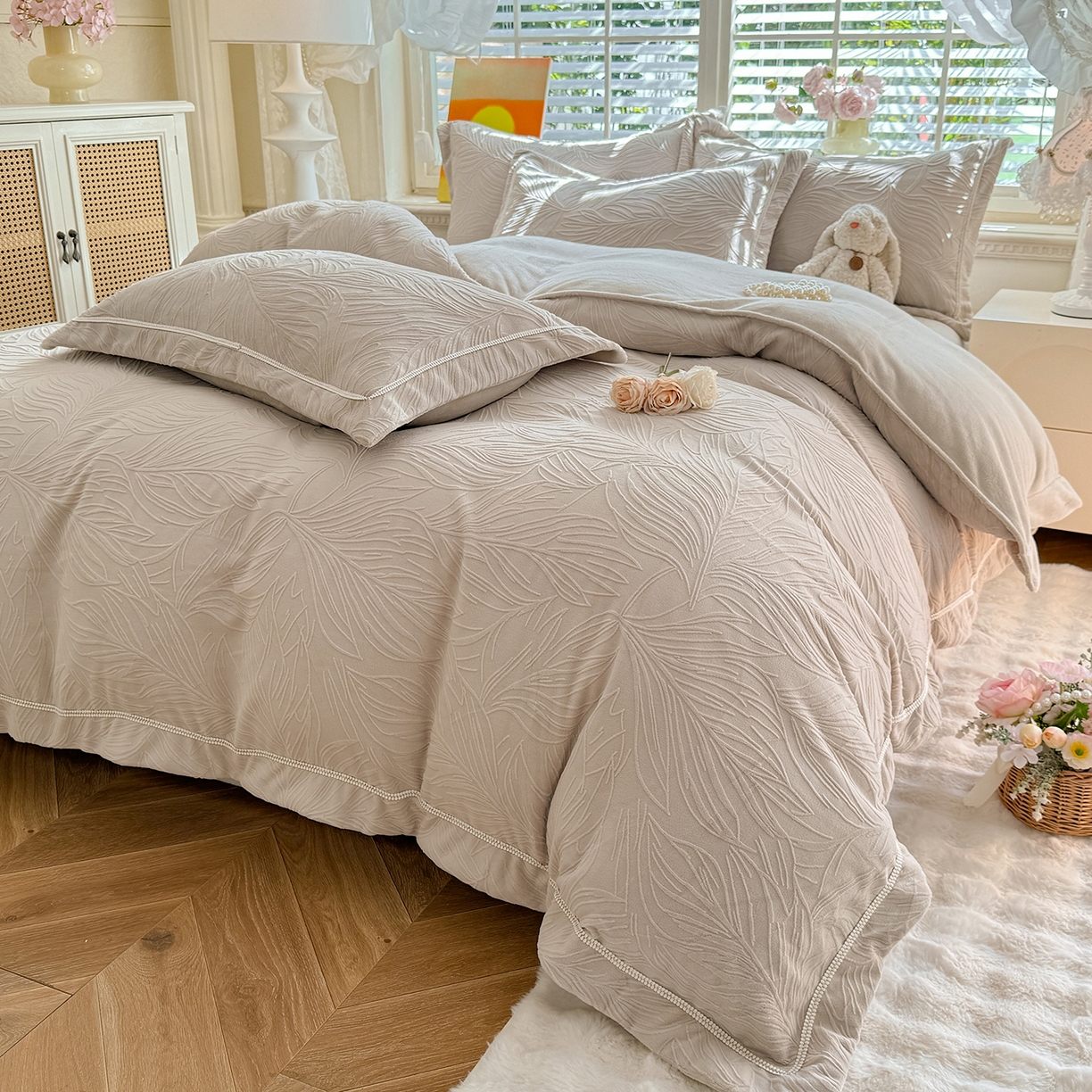 91家纺网 家纺一手货源 找家纺 （总）艾唯希家纺 2025新款全消光雕花绒织带款四件套牛奶绒-雕花织带系列