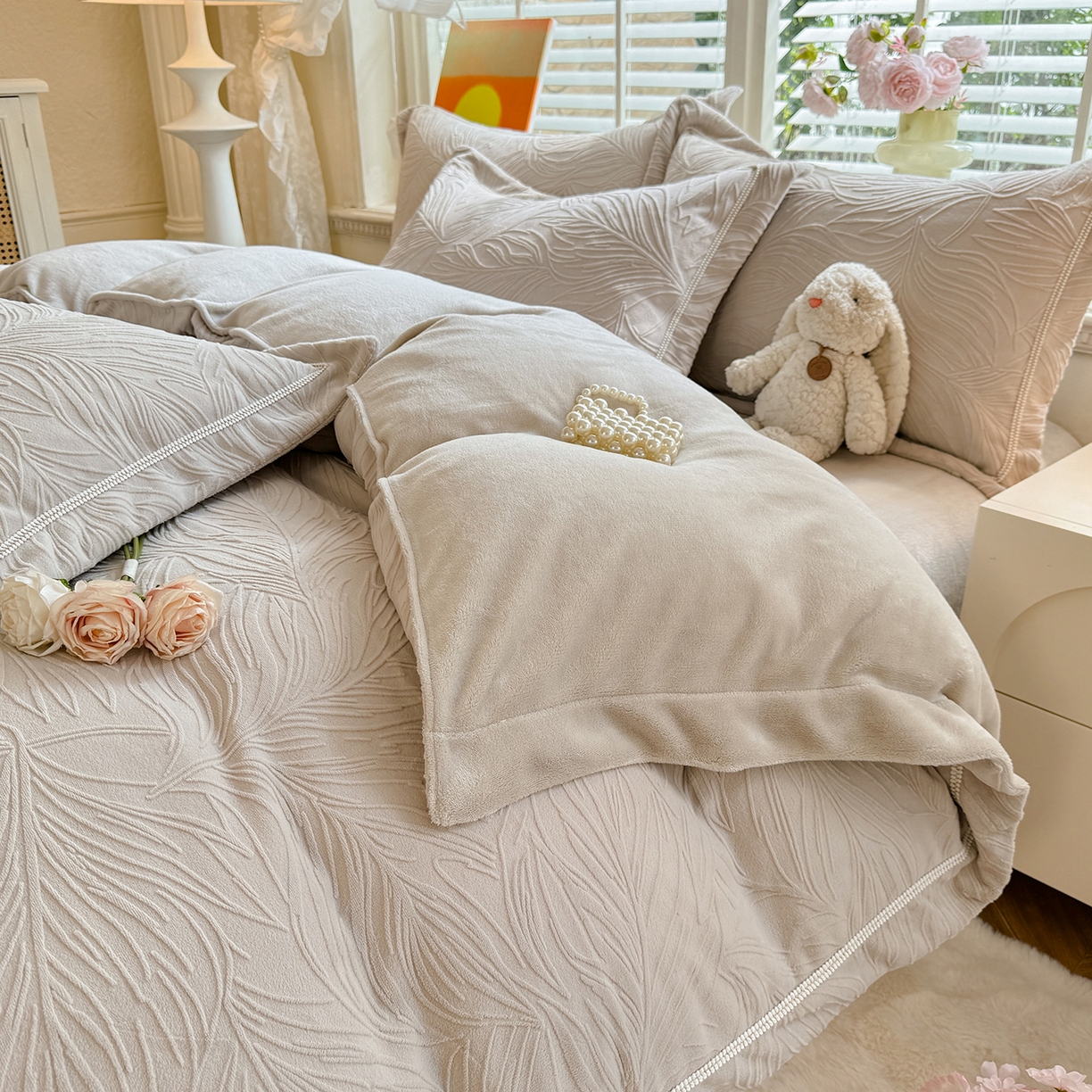 91家纺网 家纺一手货源 找家纺 （总）艾唯希家纺 2025新款全消光雕花绒织带款四件套牛奶绒-雕花织带系列